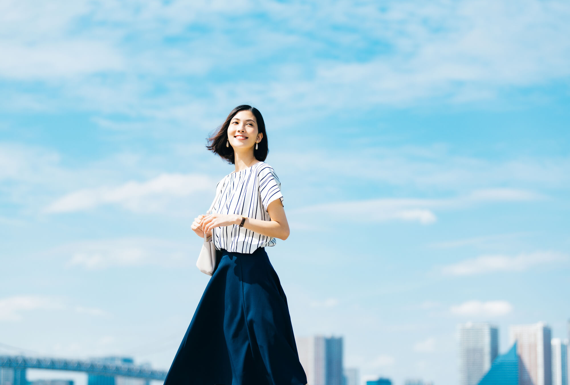 空を見上げる女性