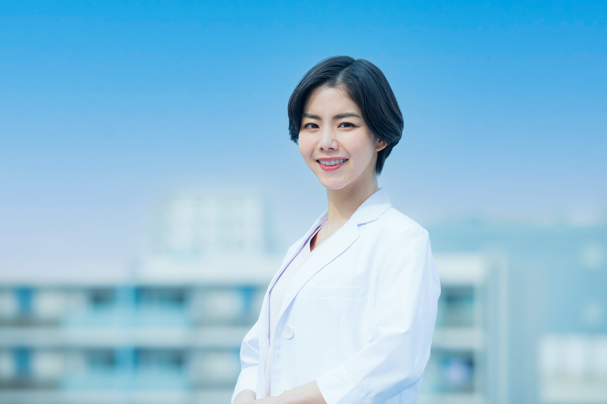 笑顔の薬剤師女性