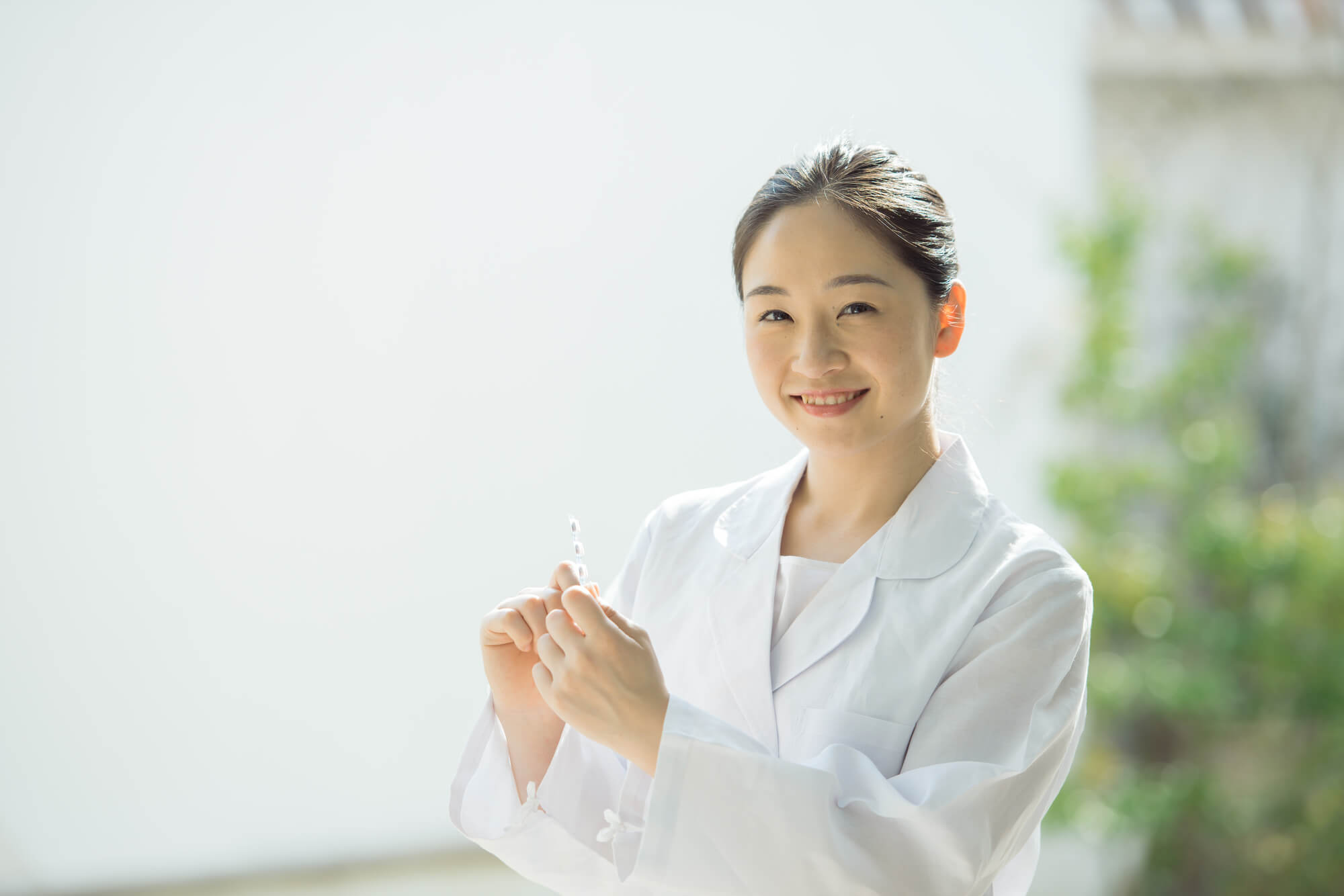 ほほ笑む薬剤師の女性