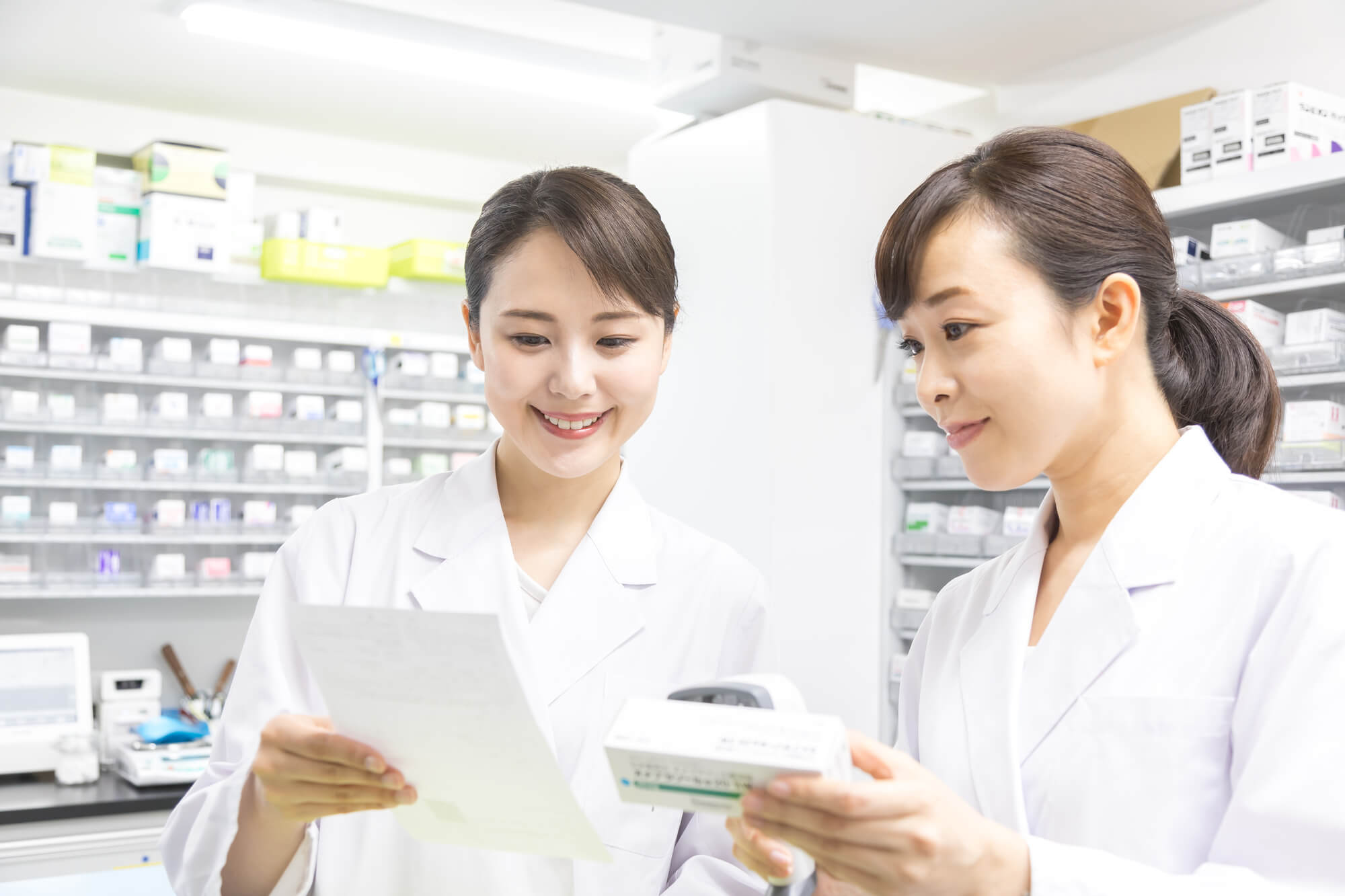 薬剤師の女性2人