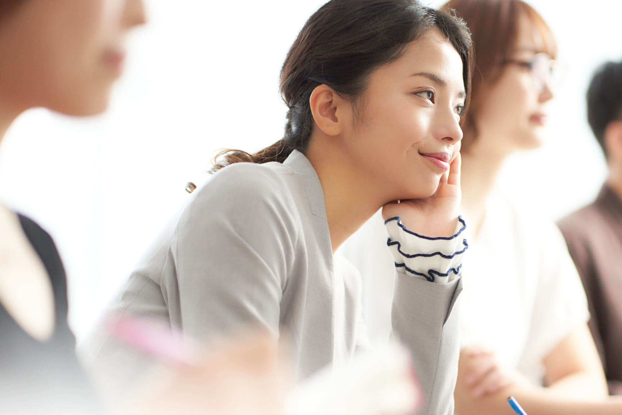 考え事をする女性