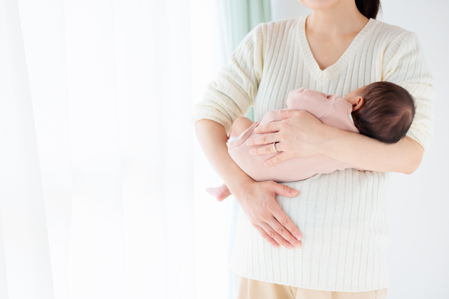 赤ちゃんを抱く女性