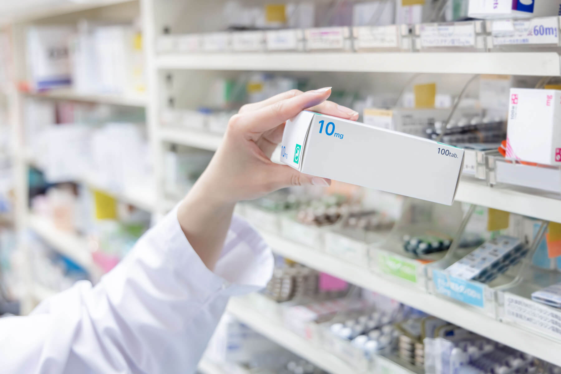 薬を取る薬剤師