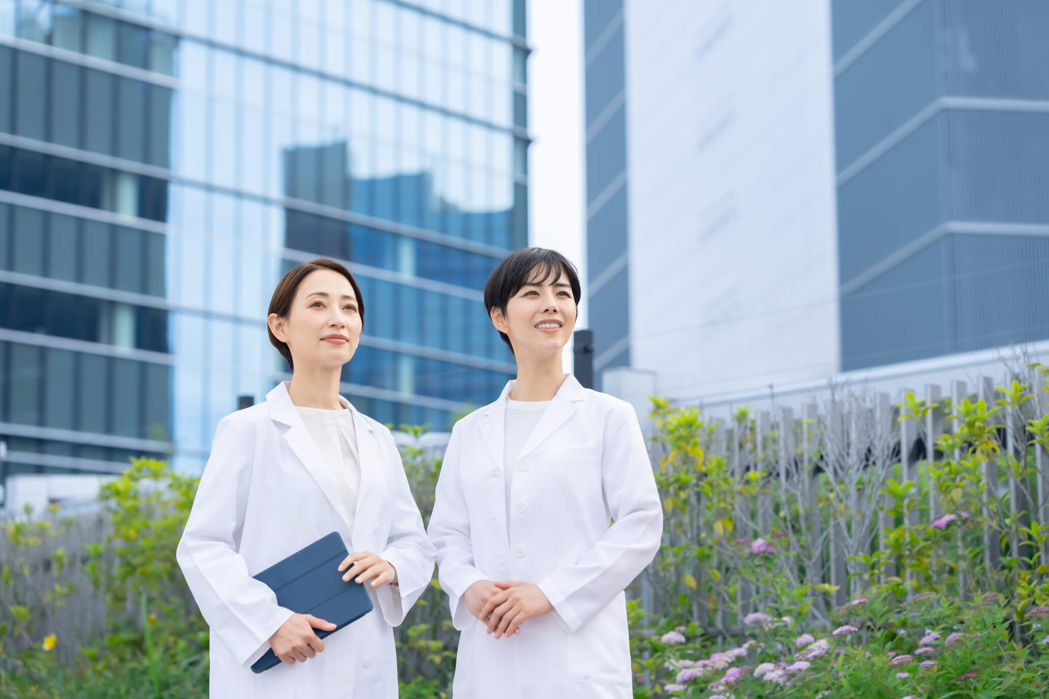 前を向く薬剤師の女性たち
