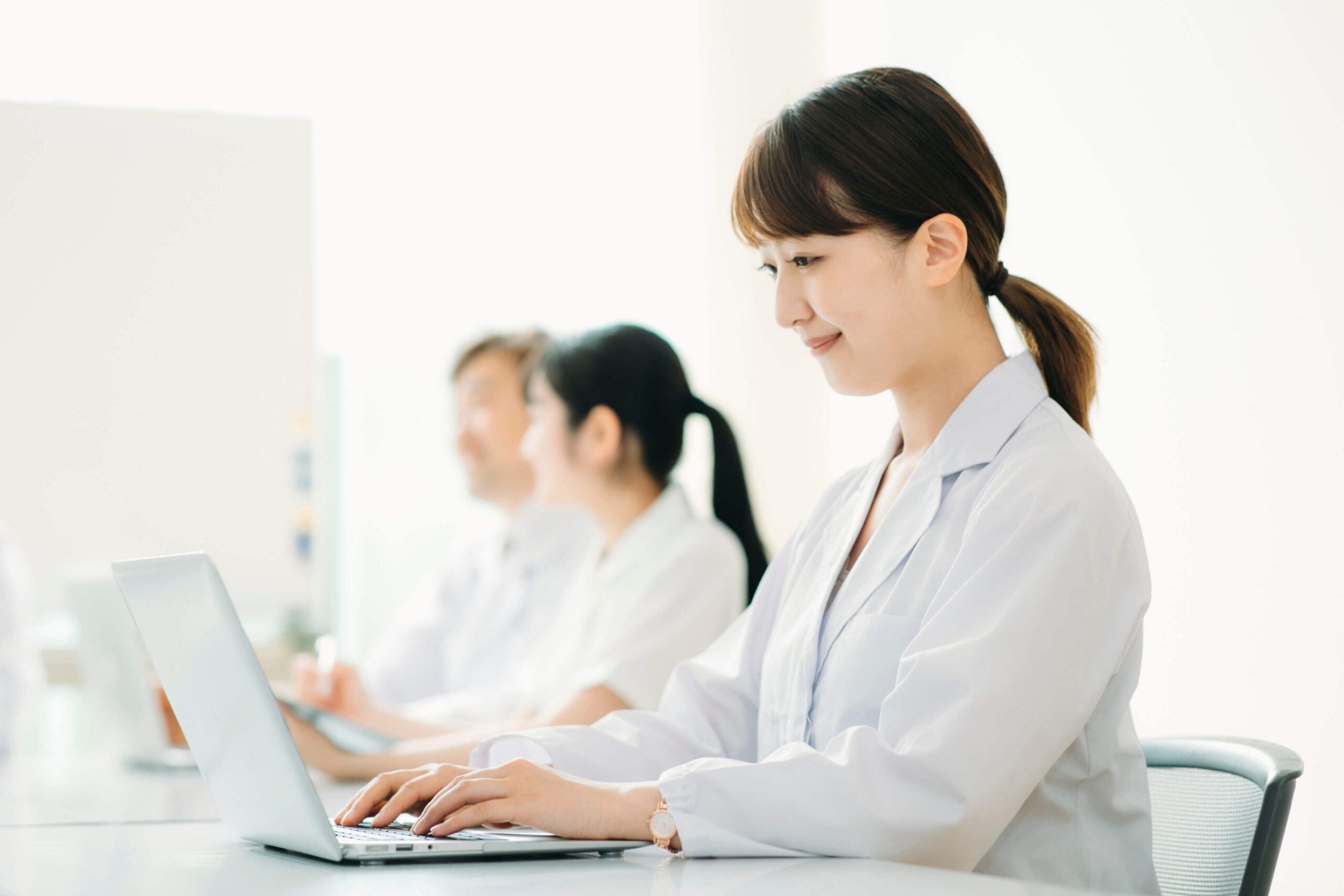 PCを使った作業をする女性薬剤師