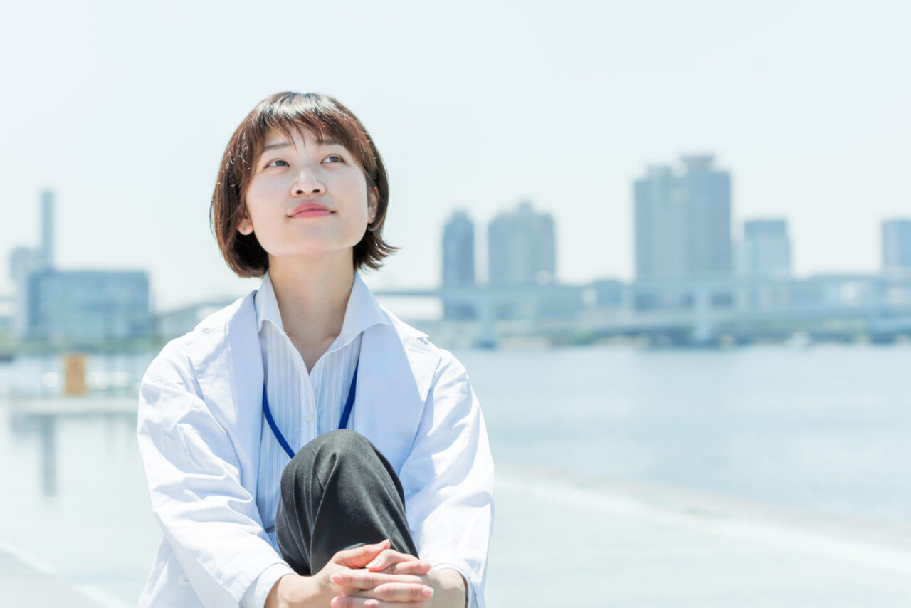 膝を立てて座りリラックスする女性