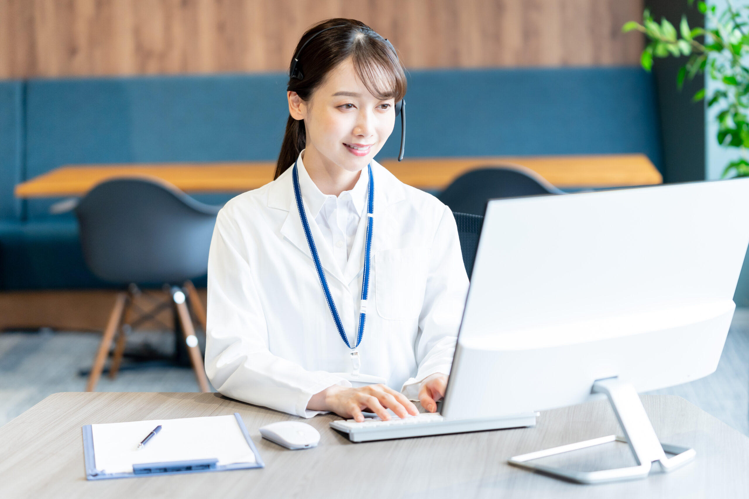 パソコンで作業する薬剤師