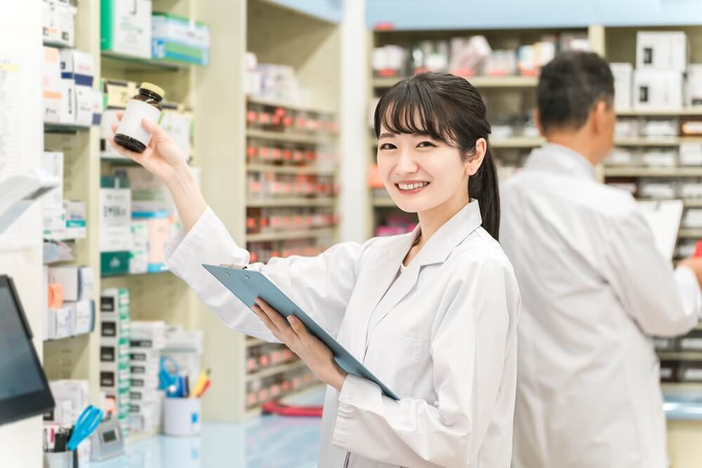 薬を取る薬剤師