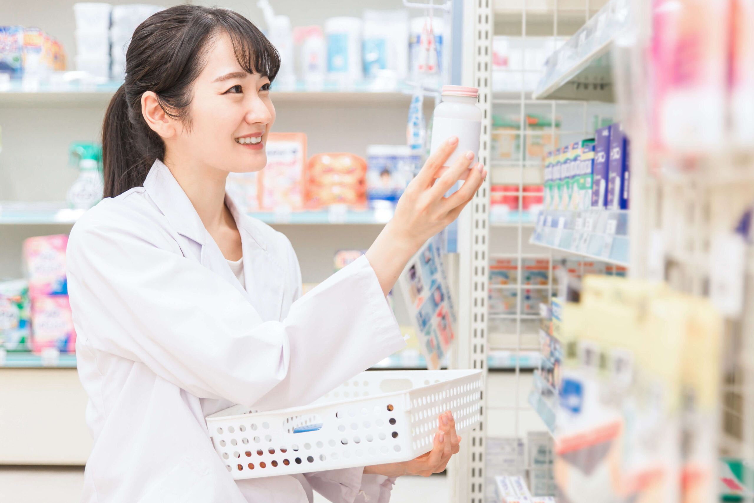 調剤をする薬剤師