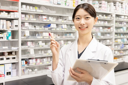 薬を持つ薬剤師