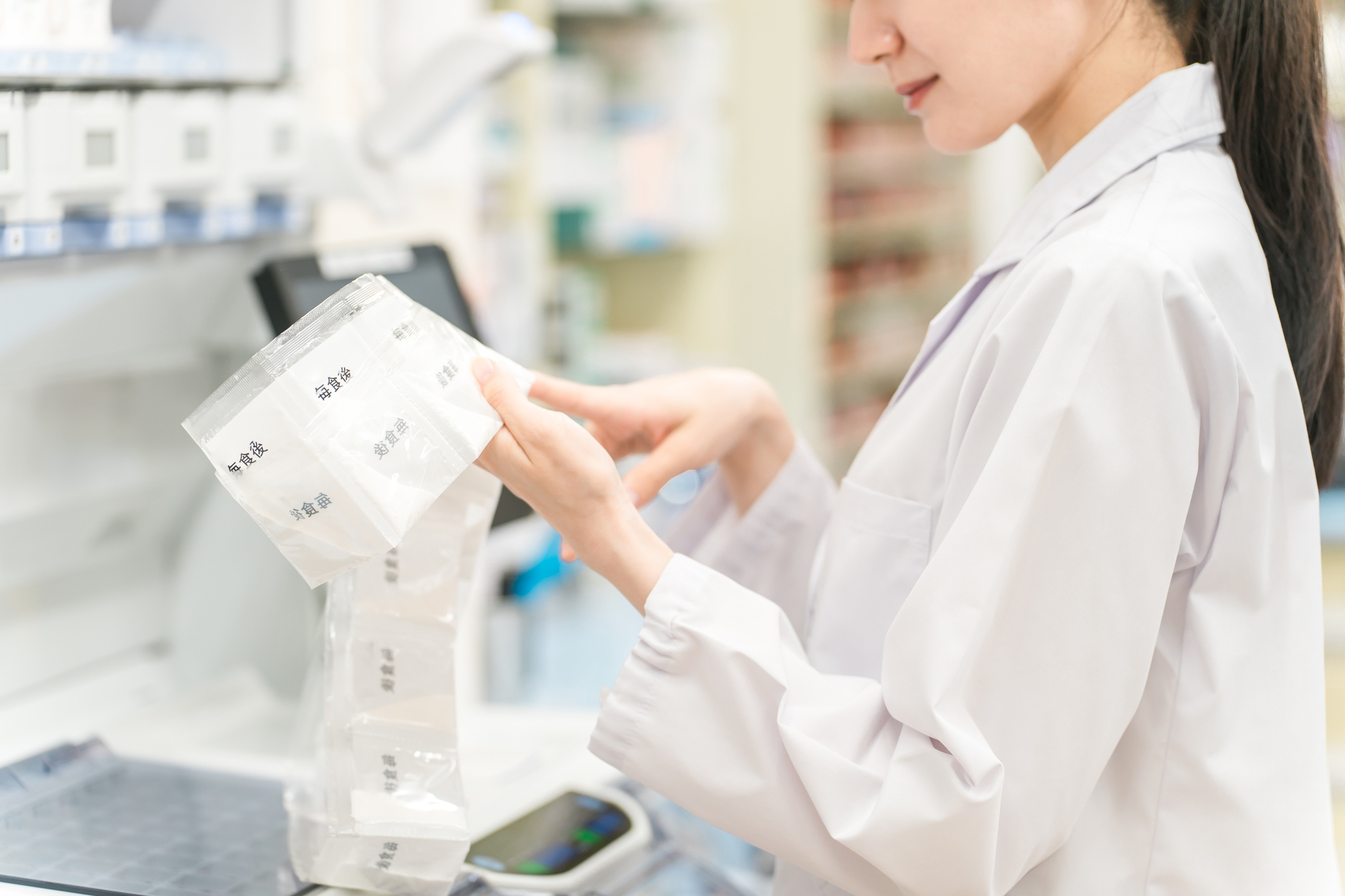 処方薬を確認する女性薬剤師