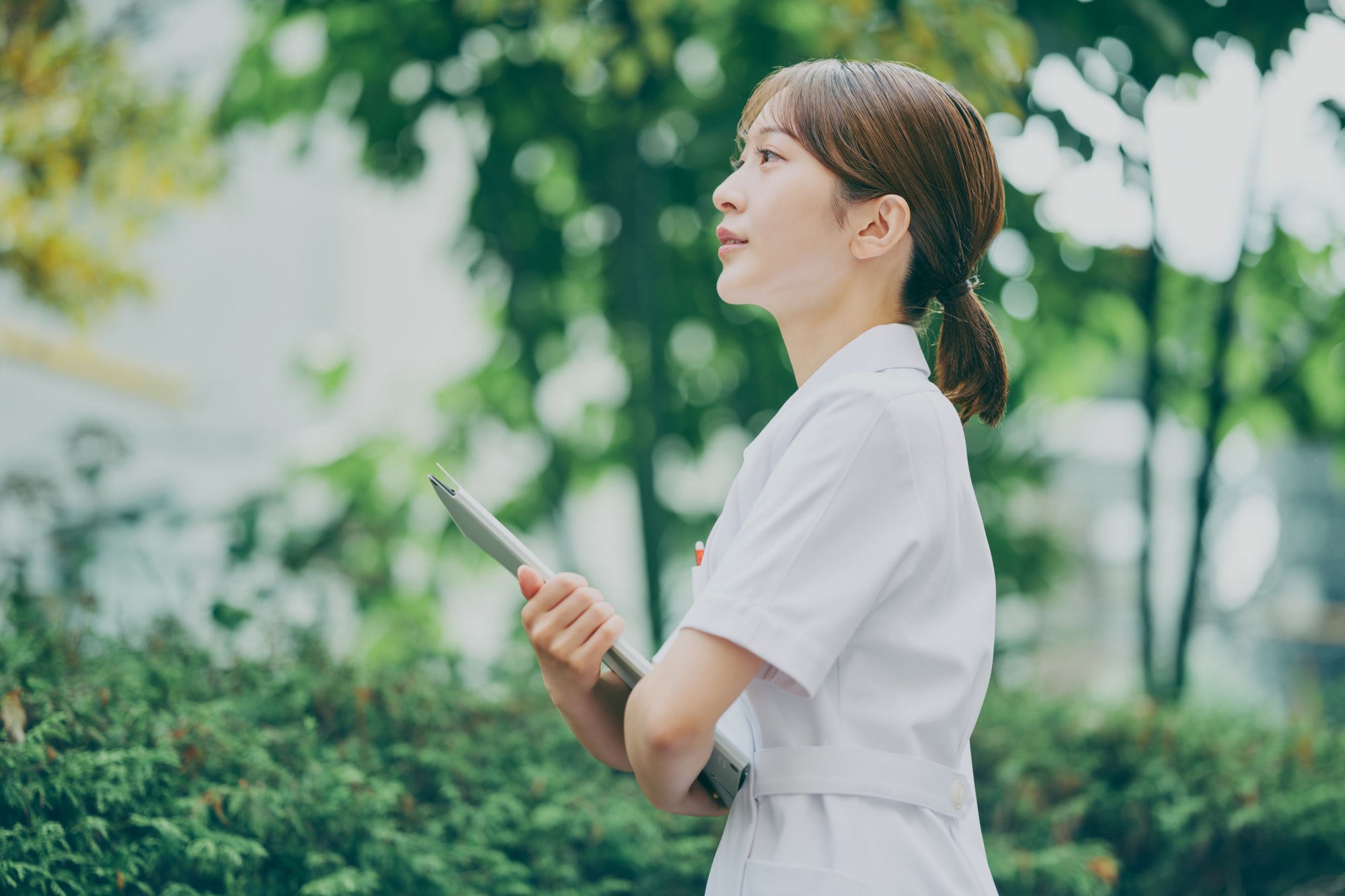 カルテを持つ女性　薬剤師