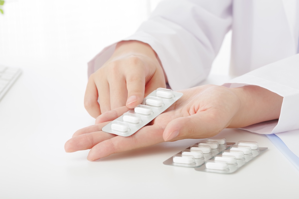 薬の説明をする薬剤師