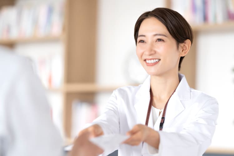 【草加市】6月スタート《時給3,000円～》獨協大学前駅徒歩2分／平日週2～4日勤務／派遣薬剤師募集